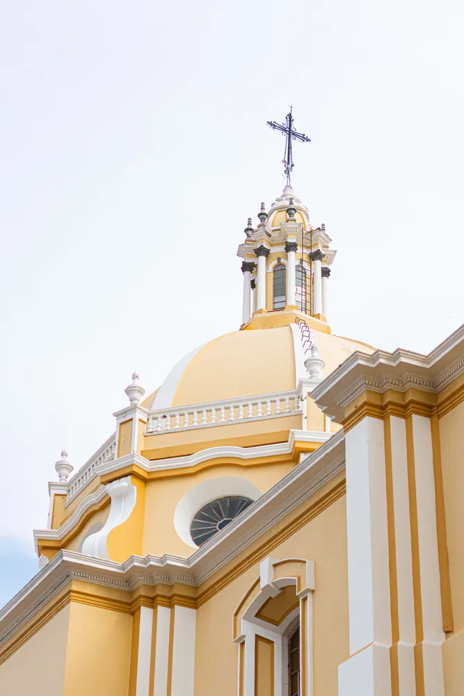 Cúpula de iglesia en el centro histórico de Colima