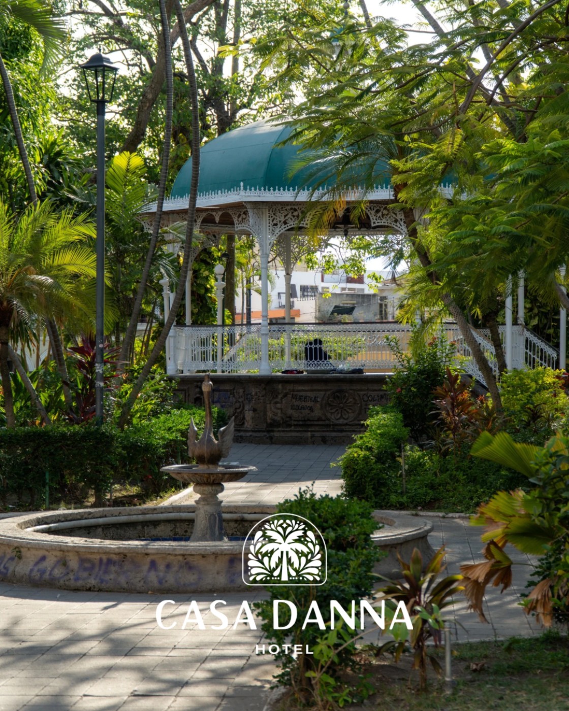 Kiosco del Jardín Libertad, rodeado de palmeras, en el centro de Colima