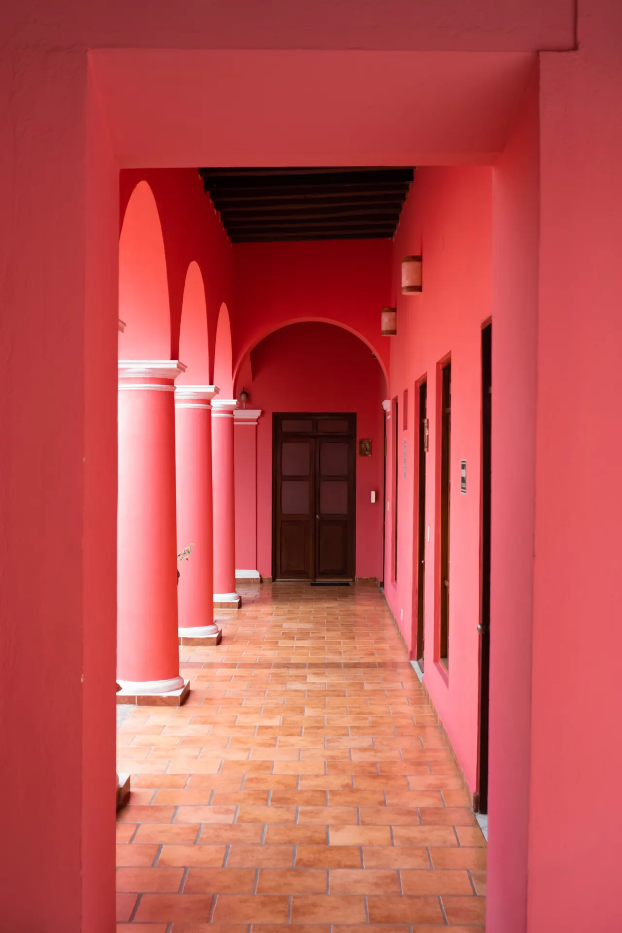 Arcos y pasillo colonial del Hotel Casa Danna