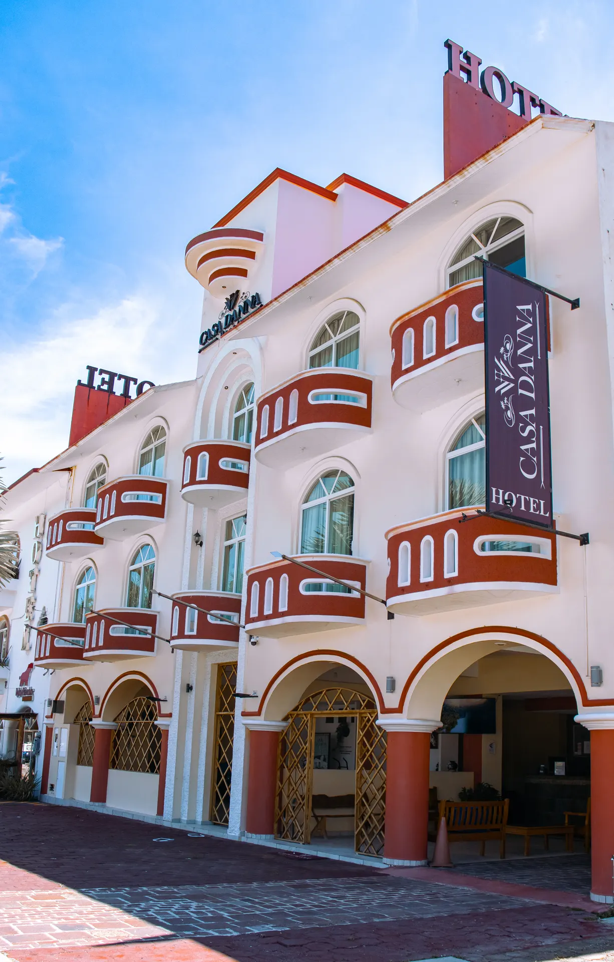 Fachada del Hotel Casa Danna en Huatulco